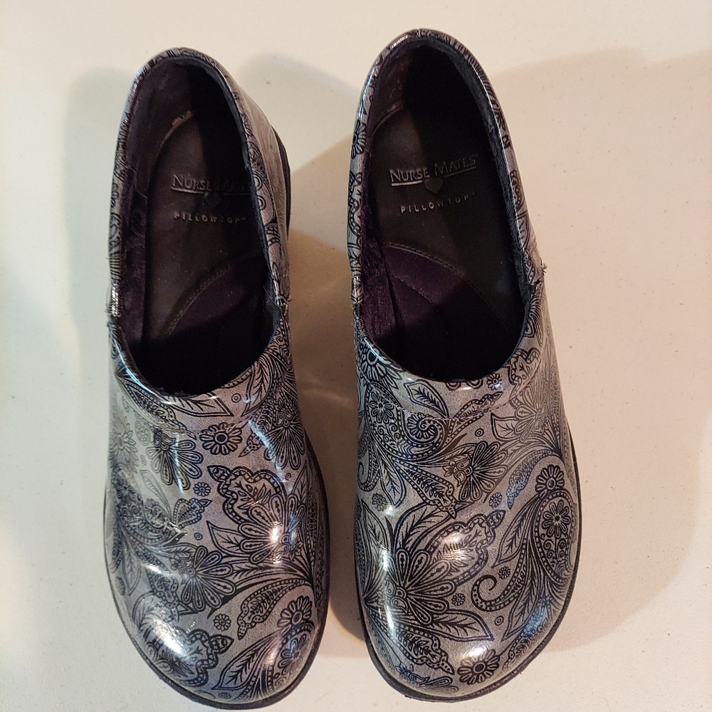 Nurse Mates gray and black print clogs 7.5